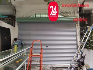cửa cuốn phát ra tiếng kêu rung lắc