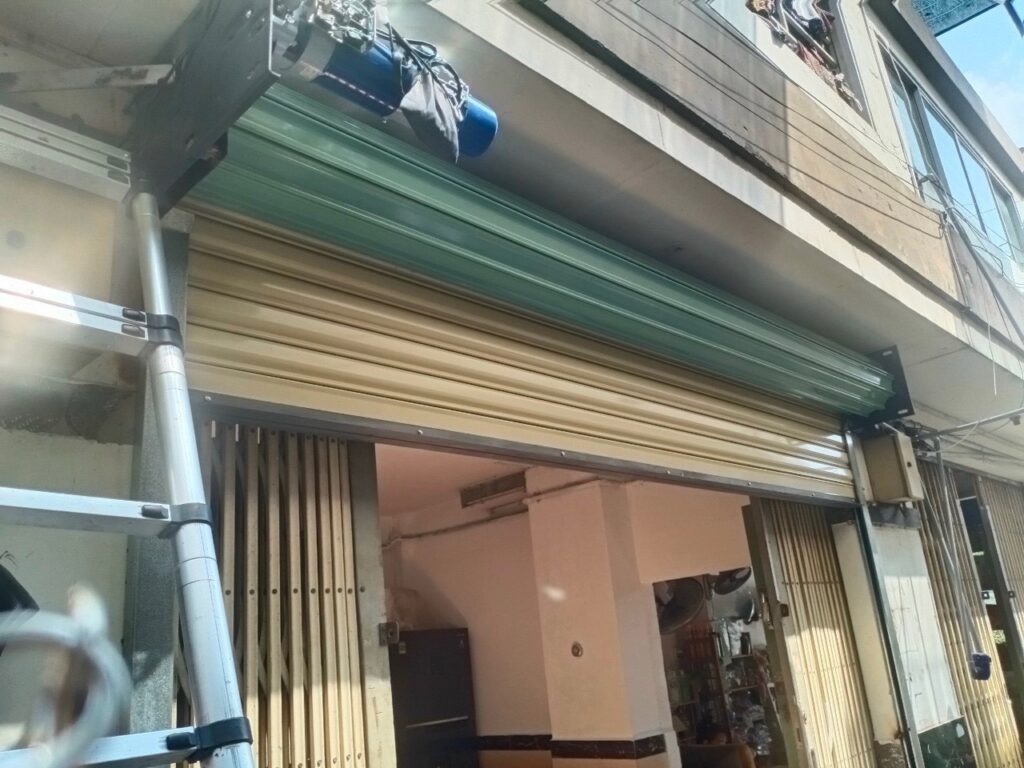 Gọi ngay tổng đài cứu hộ cửa cuốn khẩn cấp tại Phú Diễn