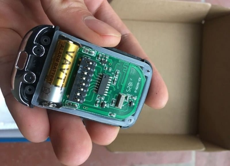 Cách thay pin remote cửa cuốn đúng cách