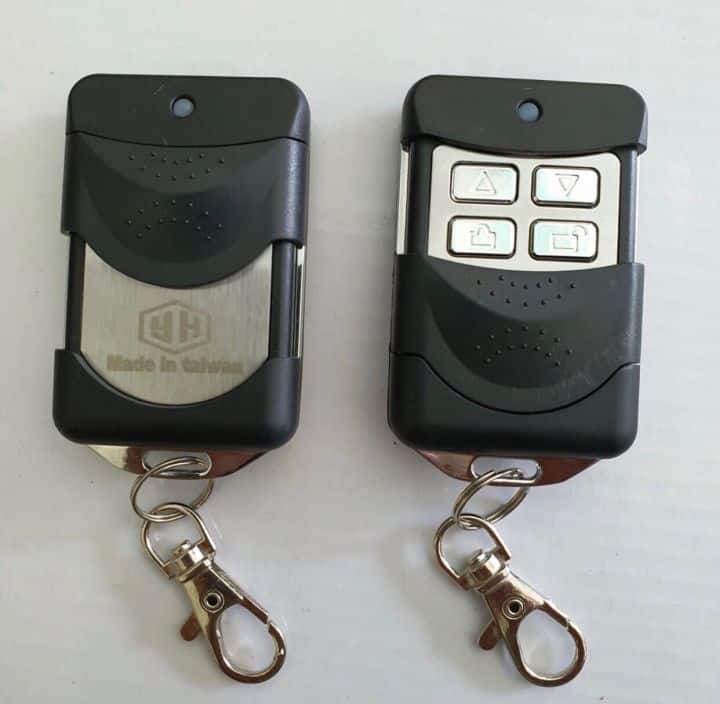 Cách thay pin remote cửa cuốn đúng cách