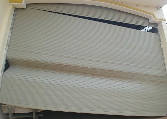 cách khắc phục cửa cuốn bị kẹt nan